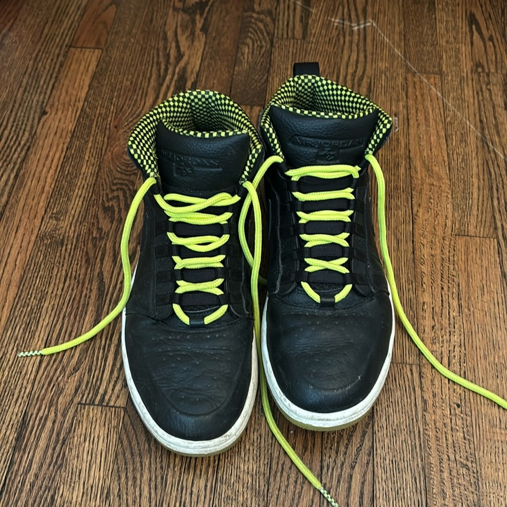 Air Jordan 1 retro, black and venom green